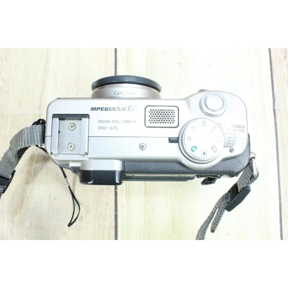 Sony Cyber Shot DSC-S75 3.2MP Digital Camera Silver with Bag